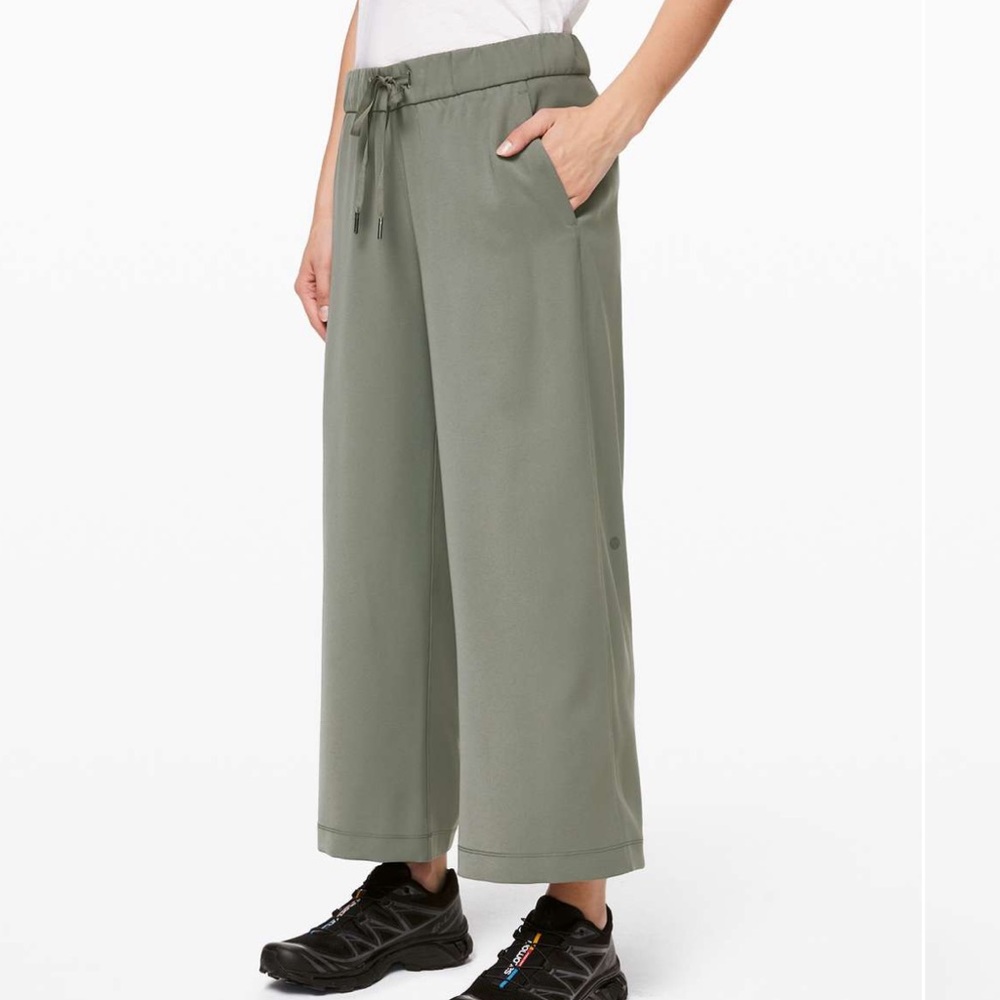 Lululemon On the Fly Wide-Leg 7/8 Pant *Woven - Grey Sage